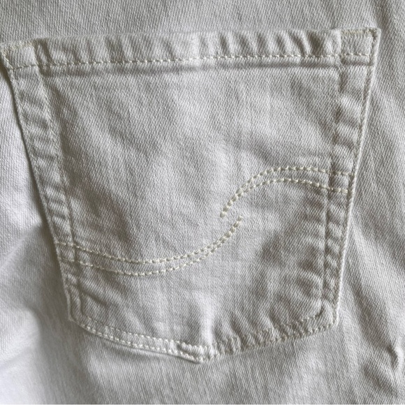 Levis Signature Gold Mid Rise Skinny White Bermuda Shorts Women’s 16 W33 Cuffed - Picture 8 of 9